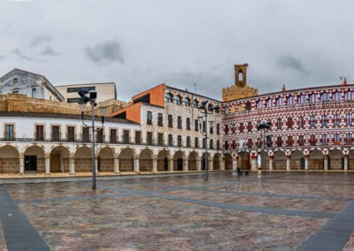 Fotografía panorámica de la plaza Alta de Badajoz, con la torre de Espantaperros y las casas coloradas