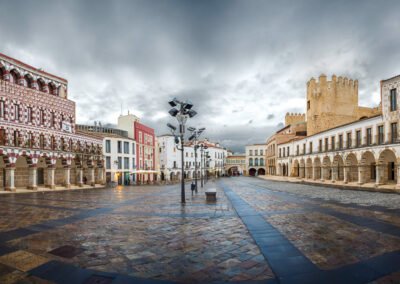Fotografía panorámica de la plaza Alta de Badajoz, las casas coloradas