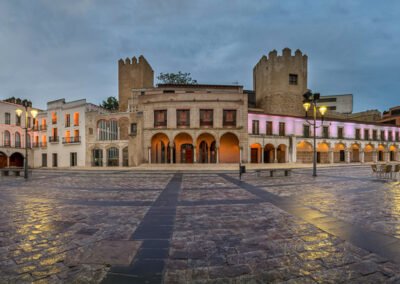 Fotografía panorámica de la plaza Alta de Badajoz, con parte de la muralla de la alcazaba árabe y al torre de Espantaperros