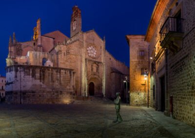 Fotografía panorámica urbana en el casco histórico medieval de Plasencia, las dos catedrales