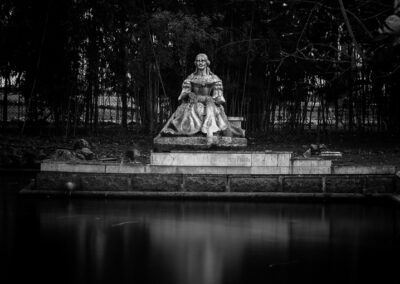 Fotografía de la estatua de Carolina Coronado en el estanque del parque de Castelar en Badajoz