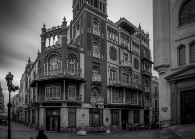 Fotografía de larga exposición de la fachada del edificio de la Giralda en Badajoz