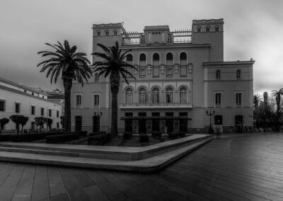 Fotografía de larga exposicion en blanco y negro de la fachada principal del teatro Lopez de Ayala en Badajoz