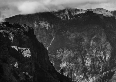 Fotografía en blanco y negro de montañas en Madeira