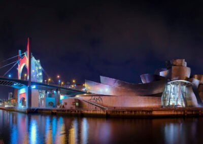 Fotografía panorámica de paisaje urbano nocturno. Museo Guggenheim en Bilbao