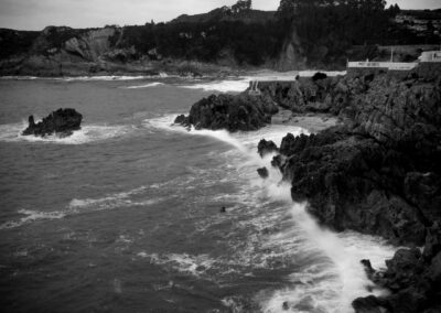 Fotografía en blanco y negro de paisaje de costa con rocas