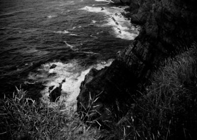 Fotografía de paisaje de costa con rocas