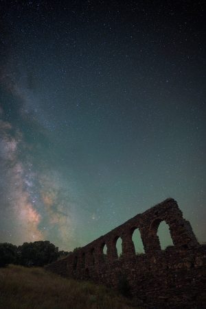 Vía Láctea sobre el Acueducto del Convento de la Luz en Alconchel.