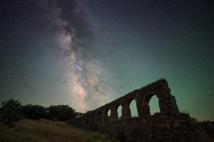 Vía Láctea sobre el Acueducto del Convento de la Luz en Alconchel.